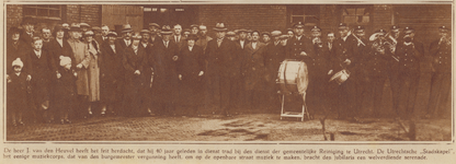 874295 Groepsportret van J. van den Heuvel, met familie en collega's, bij de serenade hem gebracht door de Utrechtsche ...
